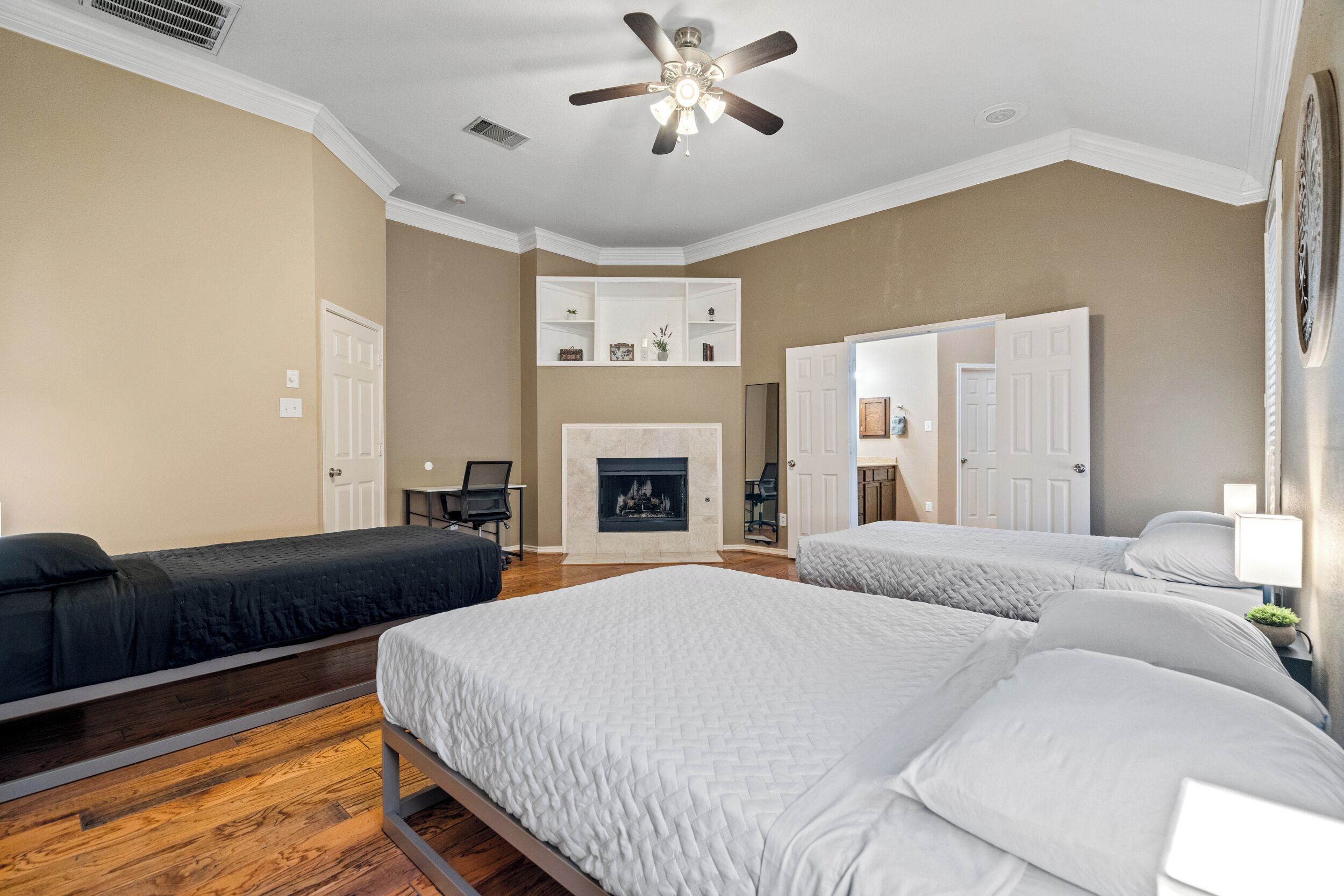 3 bedrooms, desk, iron/ironing board, free WiFi