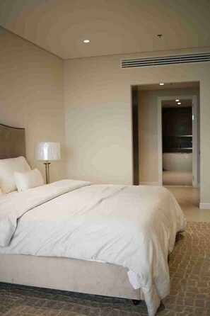 1 bedroom, iron/ironing board, WiFi, bed sheets - Experience Luxury Living: Modern Oasis with Pool & Beach Access! (Dubai)