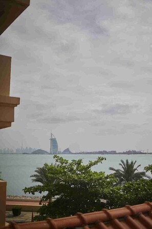 Property grounds - Experience Luxury Living: Modern Oasis with Pool & Beach Access! (Dubai)