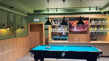 2 bar/ruang istirahat