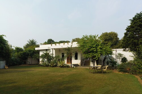 Cozy Farmstay with Swimming Pool. Pet Friendly