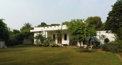 Cozy Farmstay with Swimming Pool. Pet Friendly