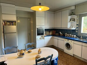 冷蔵庫、電子レンジ、オーブン、コンロ