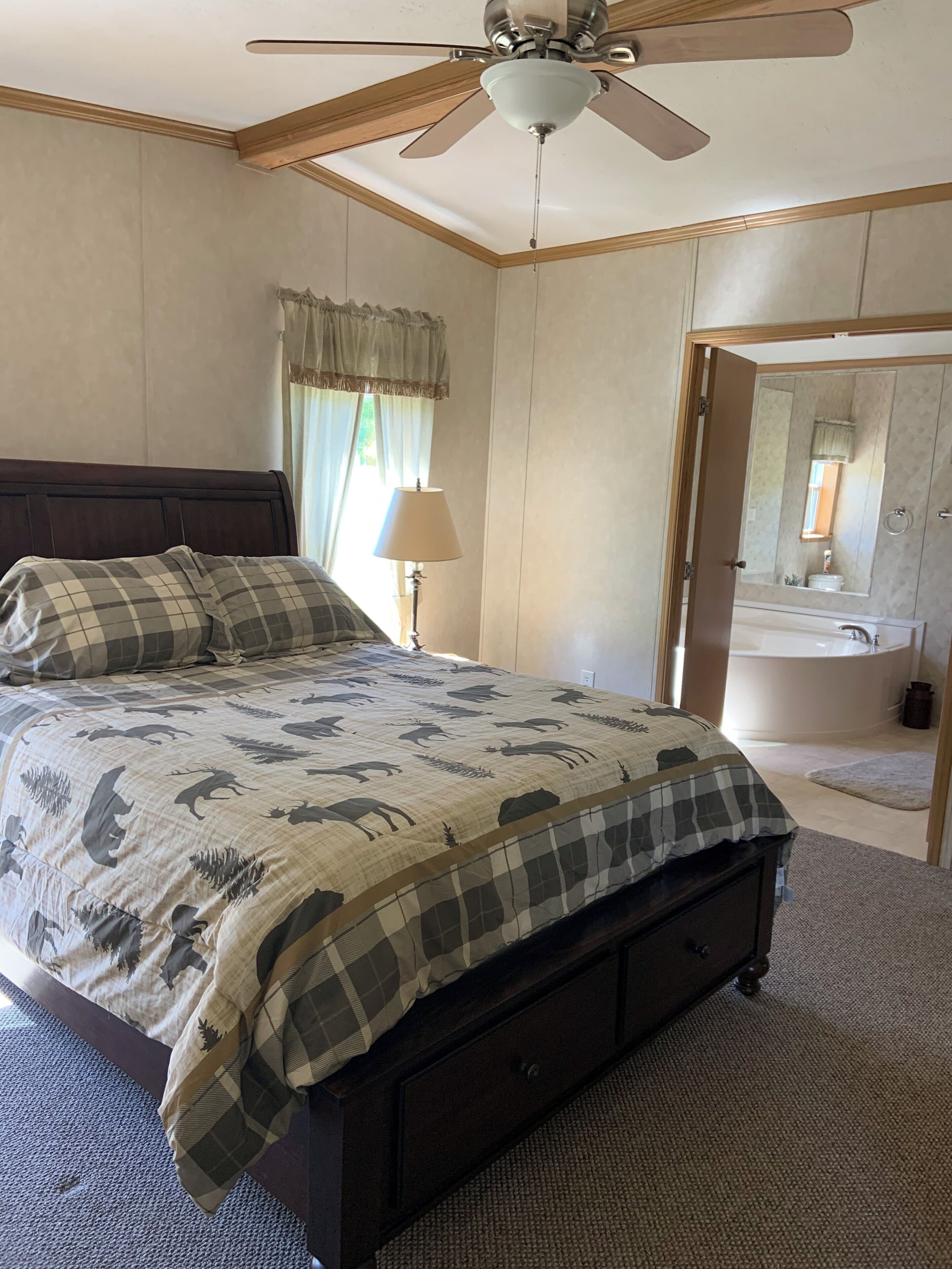 4 habitaciones, tabla de planchar con plancha, wifi y ropa de cama 