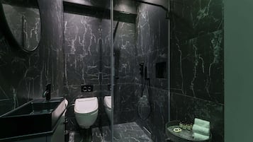 Een douche, een haardroger, handdoeken, shampoo