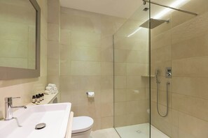 Dusche, Haartrockner, Handtücher, Shampoo