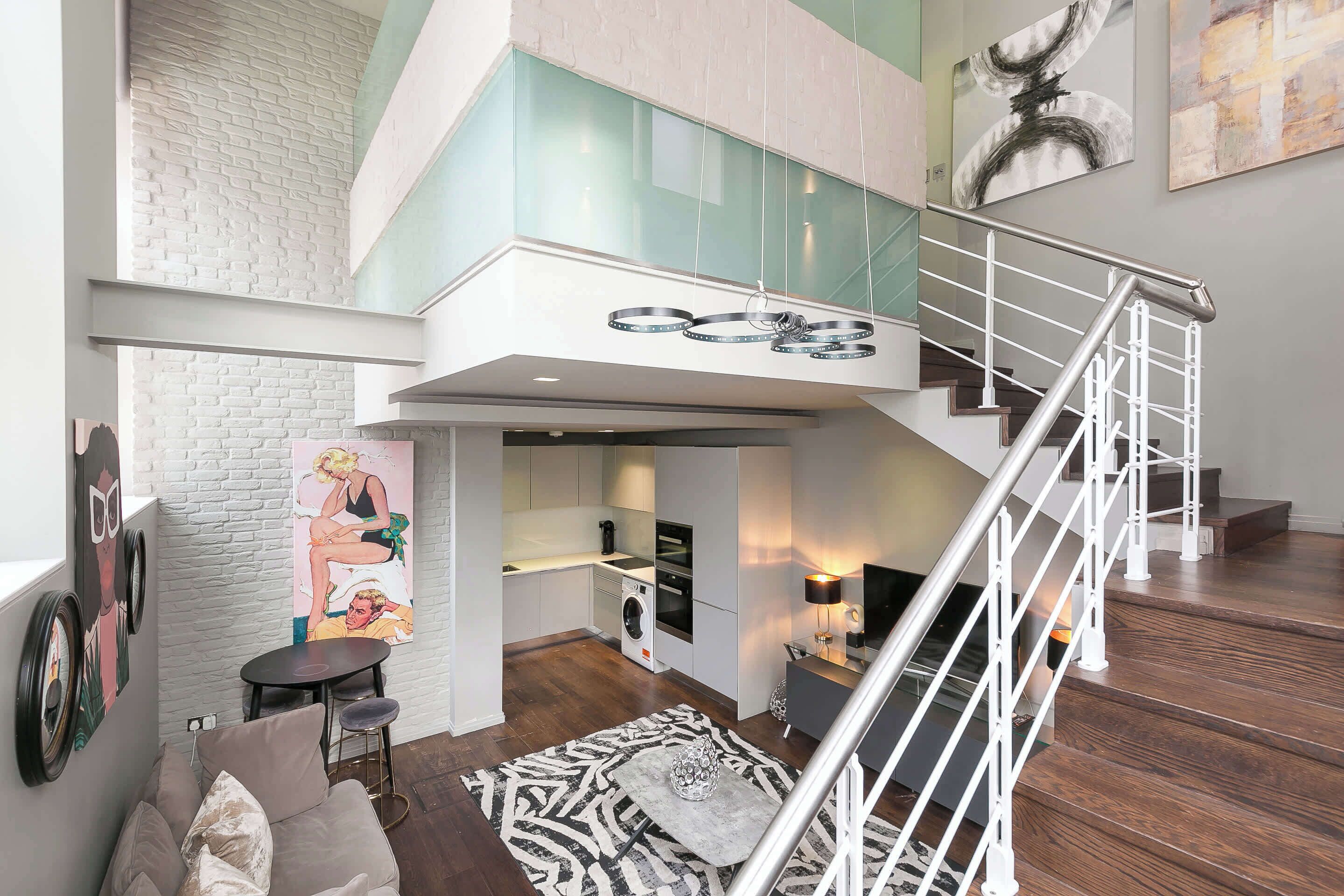 Una televisión, una oficina