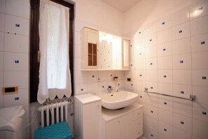 Apartemen Basic | Kamar mandi | Kloset