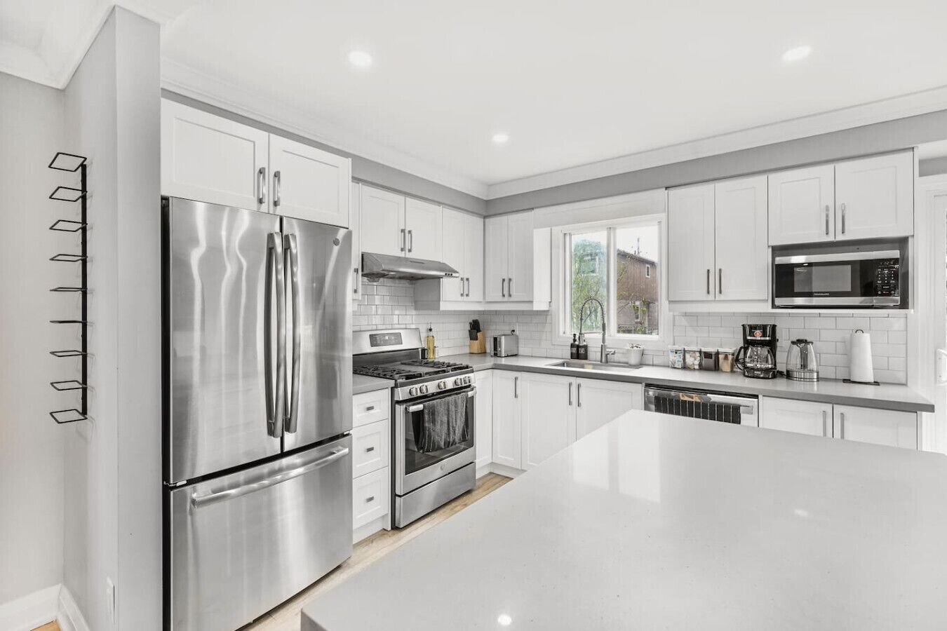 冷蔵庫、電子レンジ、オーブン、コンロ