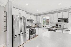 Refrigerador, microondas, horno, placa de cocina