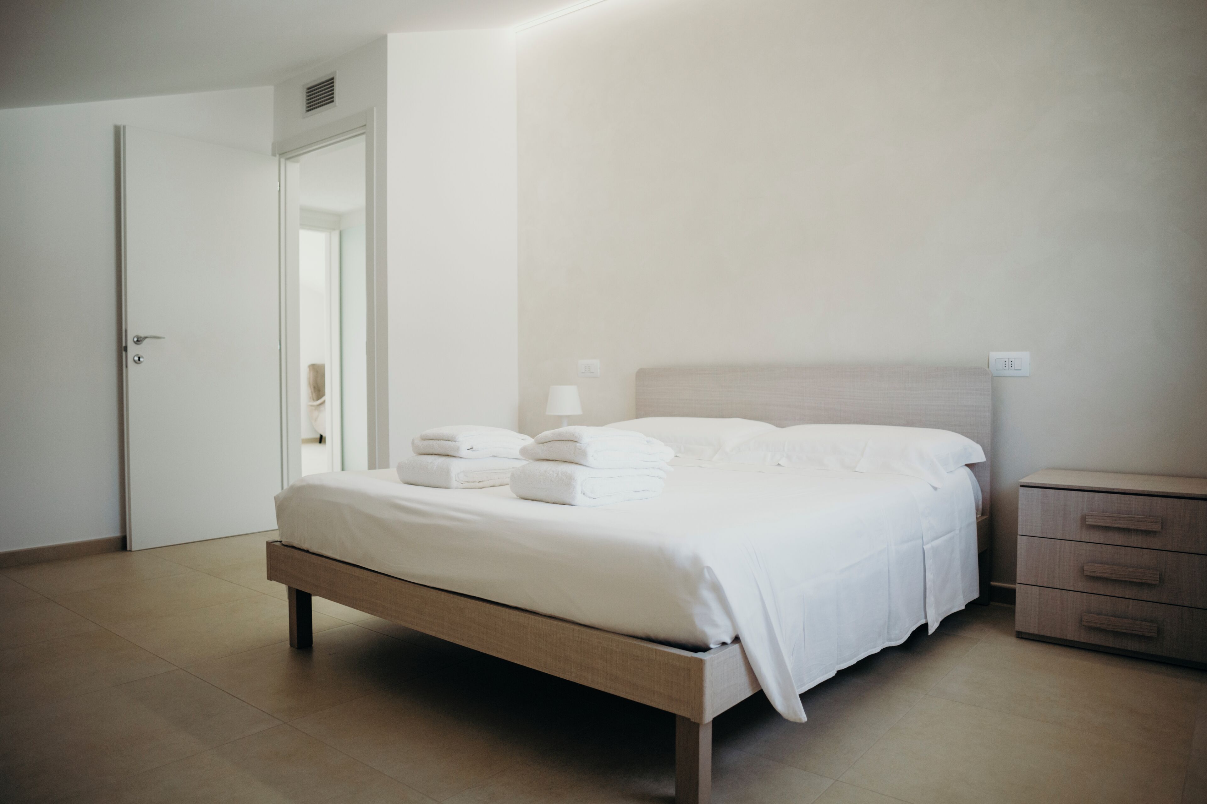 6 Schlafzimmer, Zimmersafe, Schreibtisch, Bügeleisen/Bügelbrett