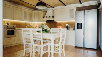 KĂŒhlschrank, Ofen, Herdplatte, GeschirrspĂŒler