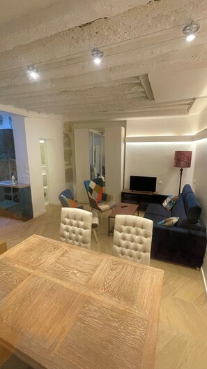 Living area - Centre de Paris. Pompidou. Appartement en RDC Avec 2 Salles des Bains. 4p (Paris)
