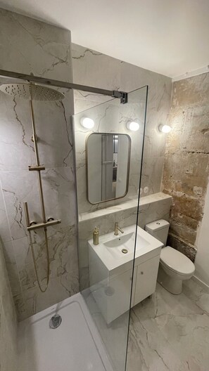 Dusche, Haartrockner, Handtücher, Seife