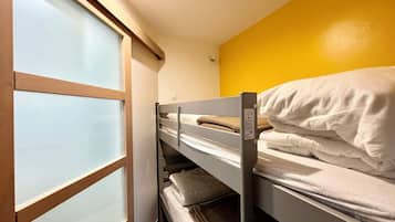 1 habitación, tabla de planchar con plancha y cuna de viaje