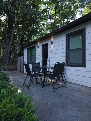 Outdoor dining - 8 min to the city! 3BR, 2BA, King Bed, Sleeps 8. (Atlanta)