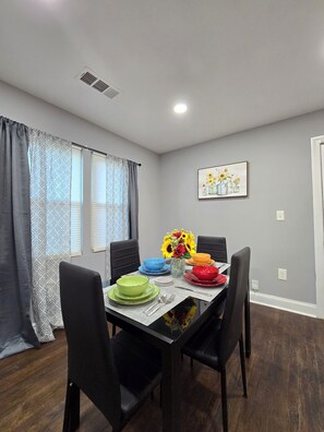 Dining - 8 min to the city! 3BR, 2BA, King Bed, Sleeps 8. (Atlanta)