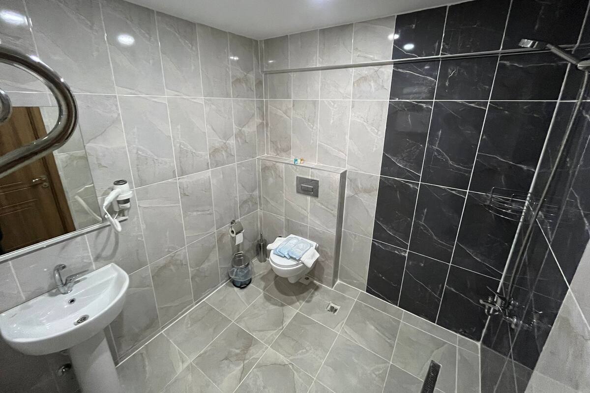 Basic Double or Twin Room | Bathroom