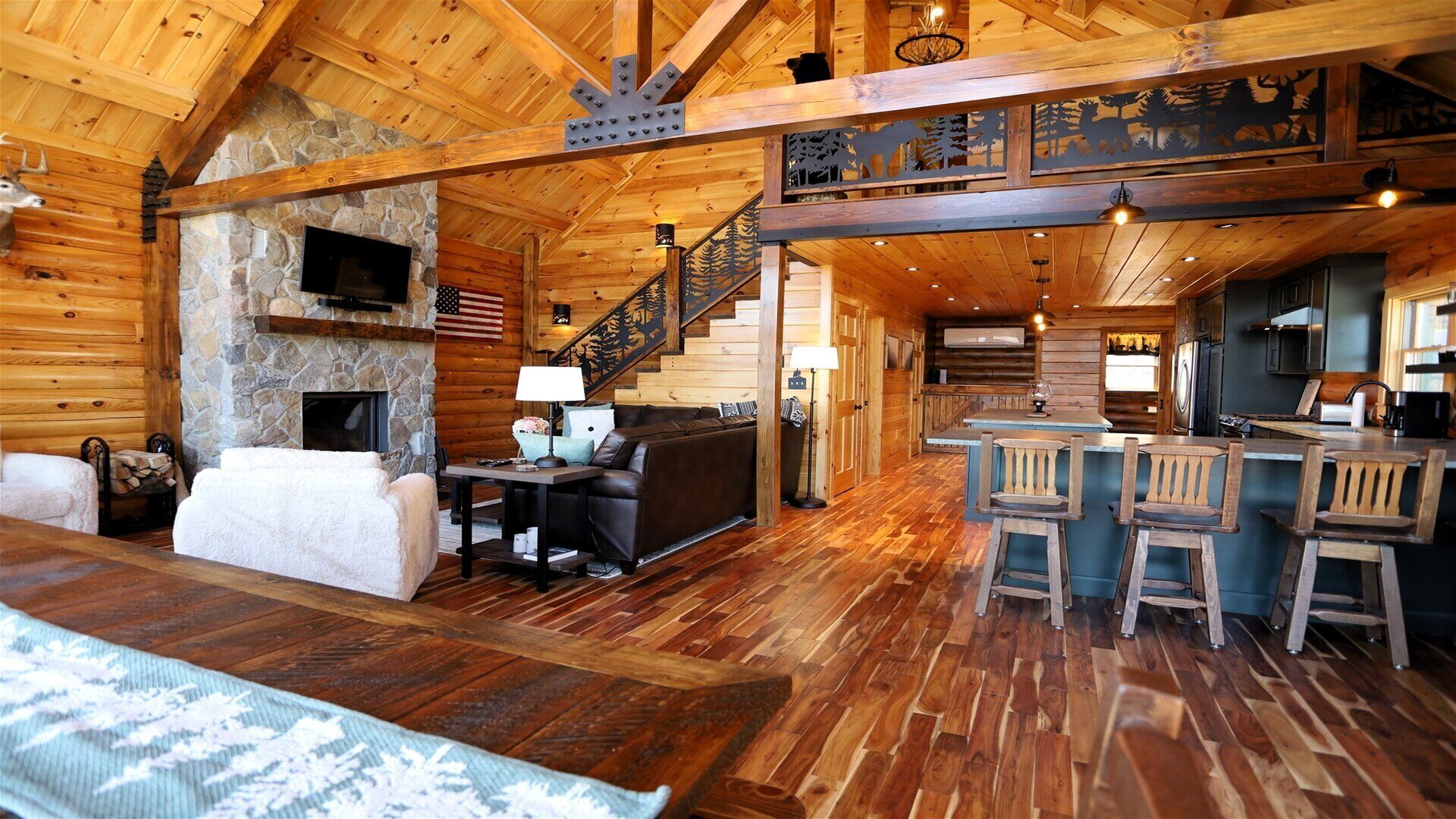 Book this perfect family getaway at this beautiful new modern log home in the White Mountains! CW81T