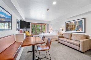 Televisión y chimenea 