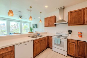 Kjøleskap, mikrobølgeovn, ovn og kokeplater