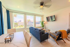 Smart TV, books, offices - Pineapple Paradise (South Padre Island)