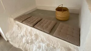 A room with a sloped ceiling, a cushioned bench, and a woven basket. - Loft Rodeado de Tranquilidad (Sant Pere de Ribes)