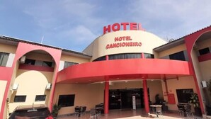 A hotel with a curved facade, a covered entrance, and multiple windows. - HOTEL CANCIONEIRO (Sinop)