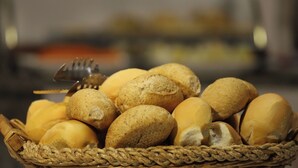 A basket of bread rolls. - HOTEL CANCIONEIRO (Sinop)