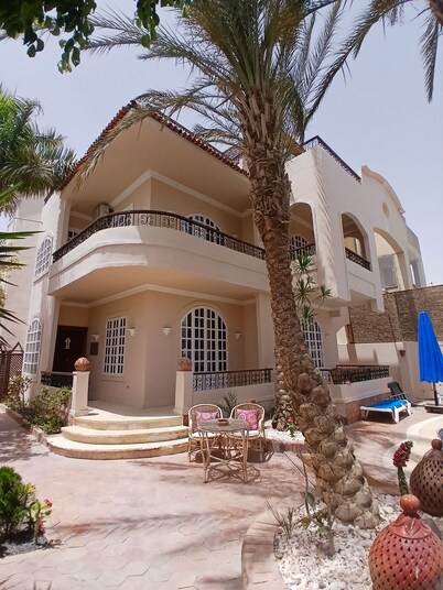 VILLA WITH PRIVATE POOL 