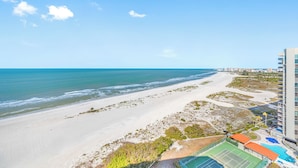Un hôtel situé en bord de mer, doté d’un court de tennis, d’une piscine et offrant une vue sur l’océan.