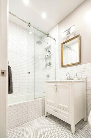 Bathroom - Charming 1 Bedroom Quaint Apartment (Brooklyn)