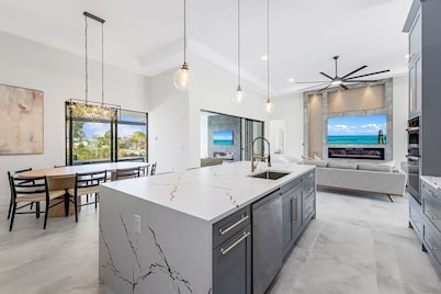 Peach Paradise: Luxury Saltwater Pool & Game Room