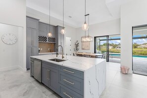 冷蔵庫、電子レンジ、オーブン、コンロ