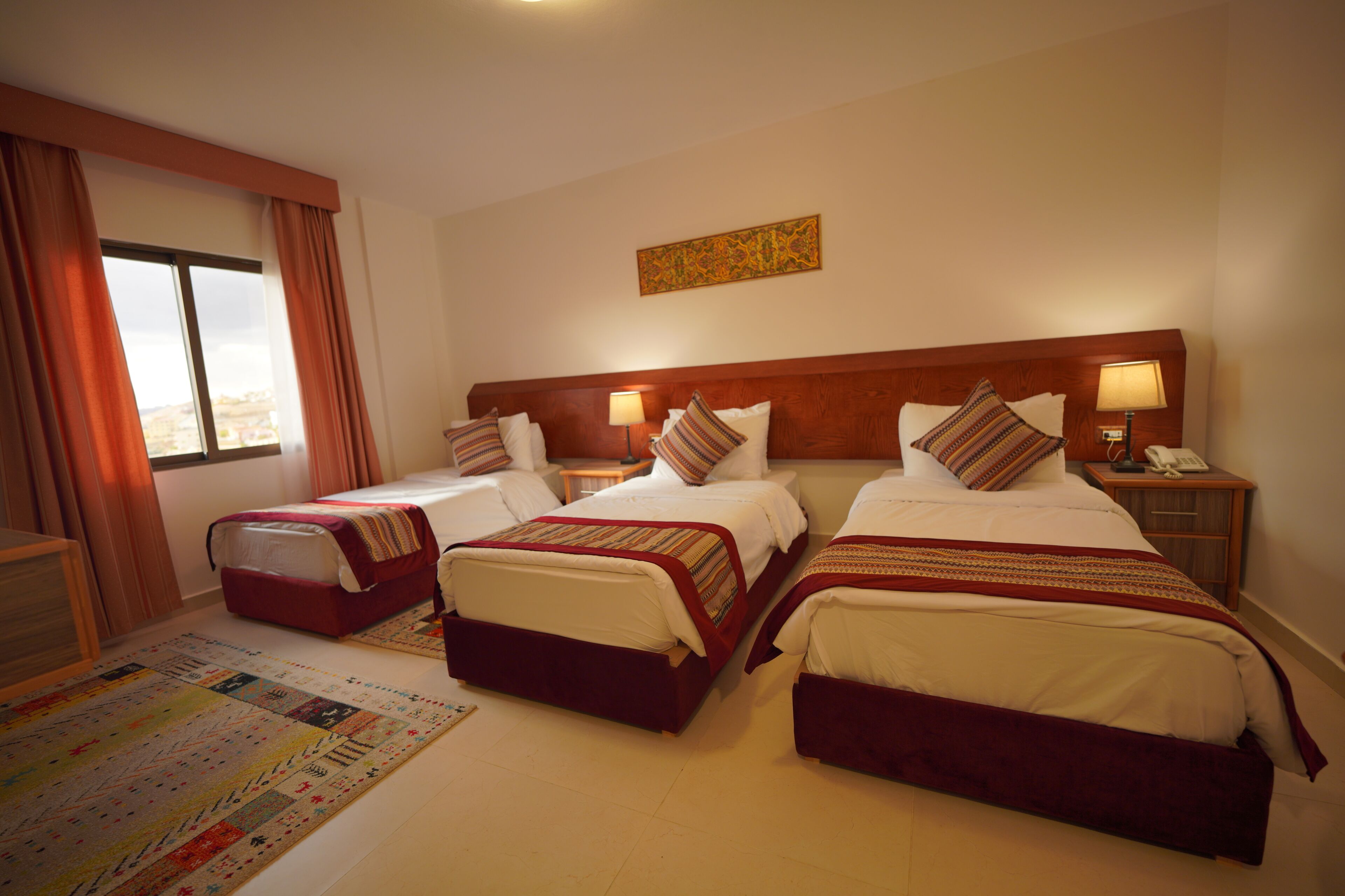 华丽三人房, 山景 | 高档床上用品、迷你吧、客房内保险箱、遮光窗帘