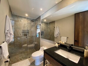 Bruser, hårtørrer, håndklæder, Sæbe