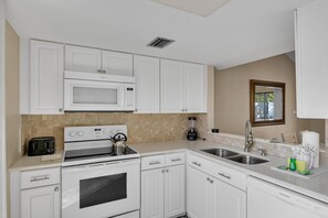 冷蔵庫、電子レンジ、オーブン、コンロ