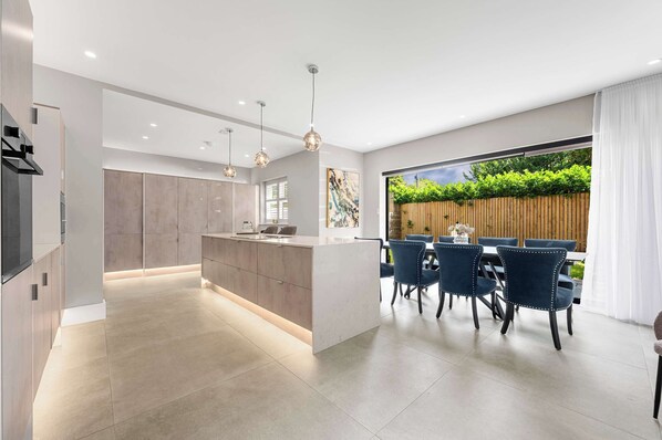 Dining - Luxury 5 Star Didsbury Home by City SuperHost (Greater Manchester)