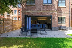 Outdoor dining - Luxury 5 Star Didsbury Home by City SuperHost (Greater Manchester)