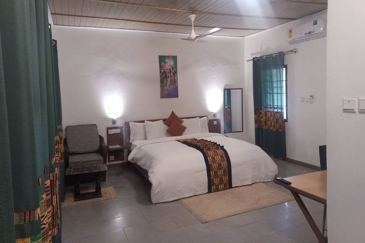 Desk, laptop workspace, WiFi (free), bed sheets