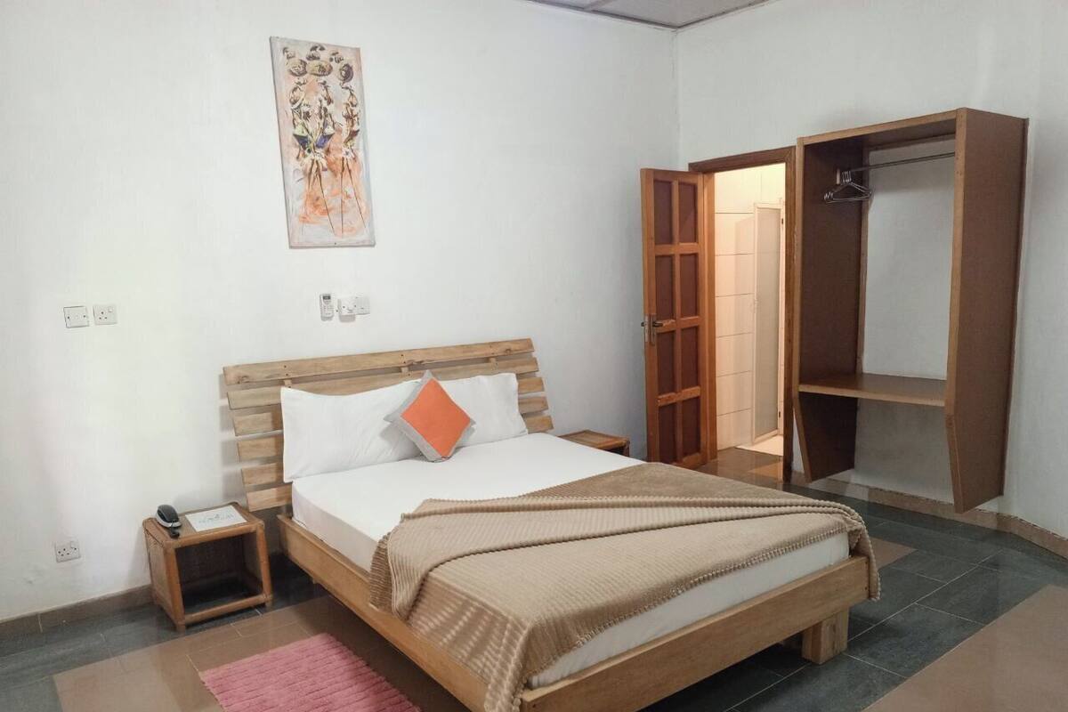 Standard Room (3) | Desk, laptop workspace, WiFi (free), bed sheets