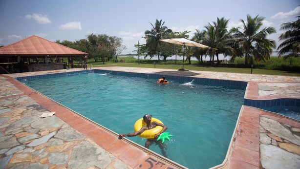 Indoor/outdoor pool