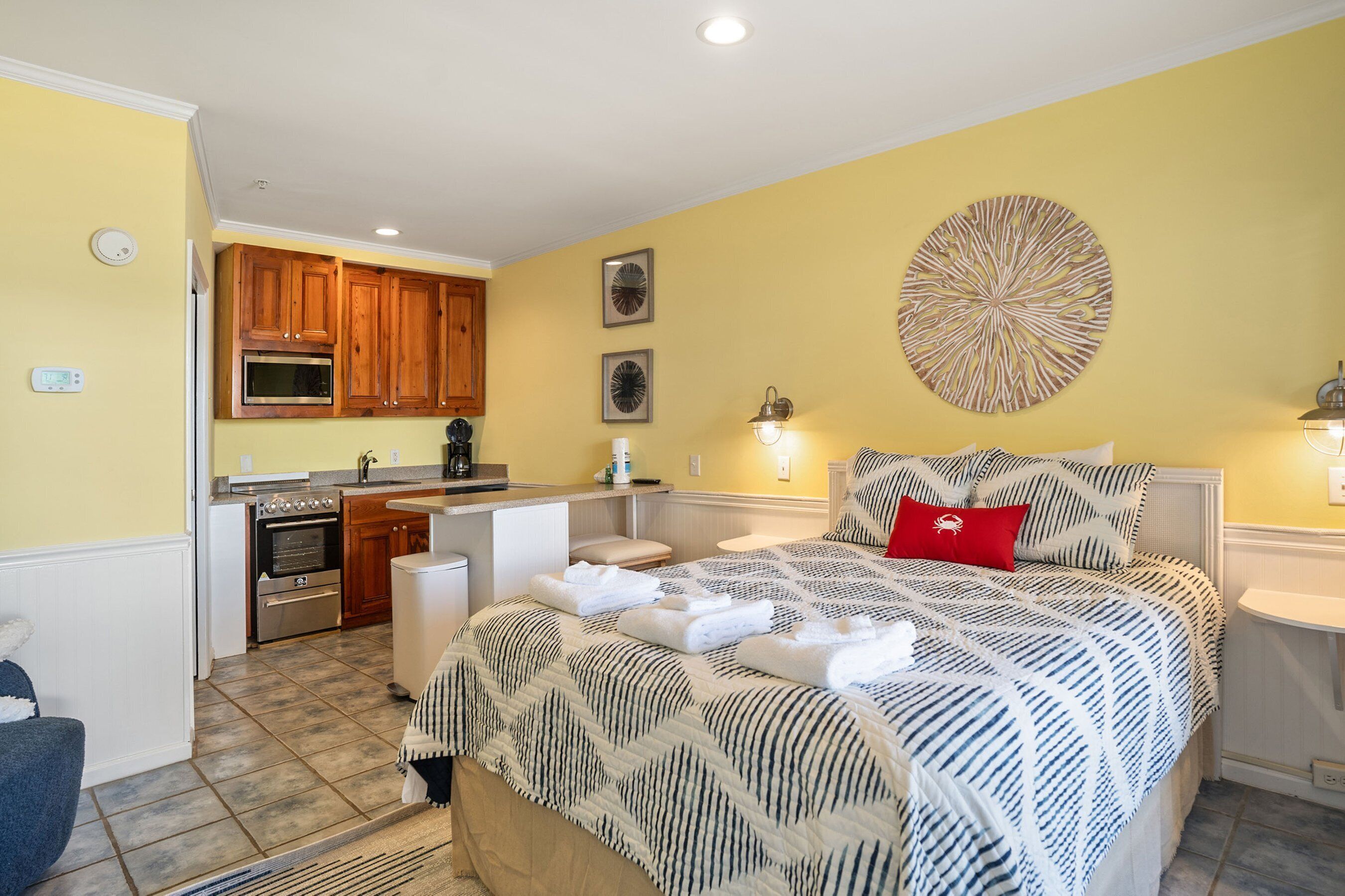 Tabla de planchar con plancha, wifi gratis y ropa de cama 