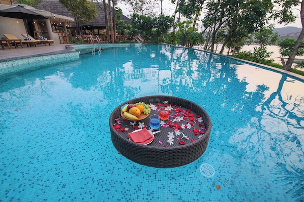 Bar en bord de piscine