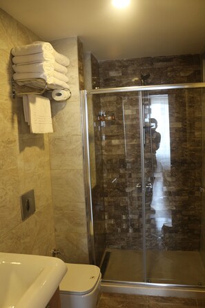 패밀리 스위트, 바다 전망 | 욕실 | 샤워 시설, 헤어드라이어, 슬리퍼, 타월