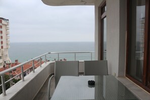 패밀리 스위트, 발코니, 바다 전망 | 2 개의 침실, 각각 다른 스타일의 인테리어, 각각 다르게 가구 비치, 책상