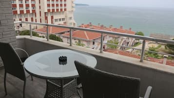 Deluxe-værelse - 1 queensize-seng - havudsigt | Individuelt design, individuel indretning, skrivebord