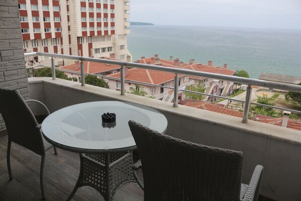 Deluxe Room, 1 Queen Bed, Sea View | Individually decorated, individually furnished, desk, laptop workspace