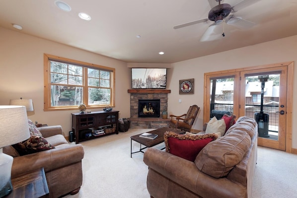 Smart TV, fireplace