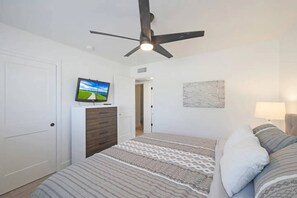 3 habitaciones, escritorio y tabla de planchar con plancha